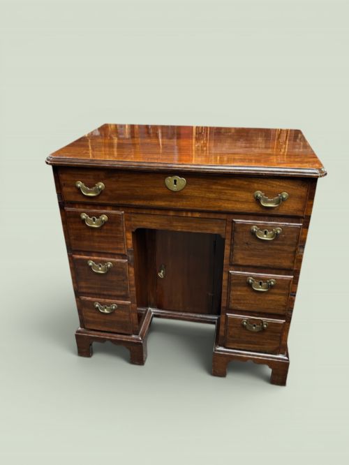 Georgian mahogany chest with slide
