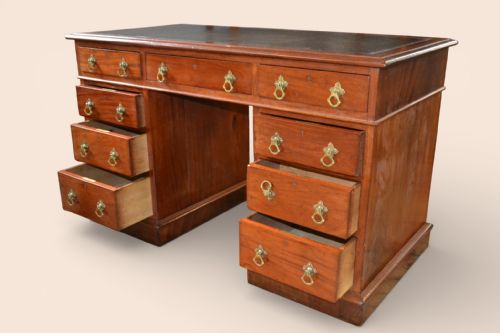Fine Victorian mahogany desk with leather top